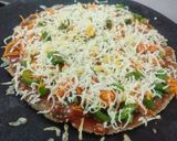 महाराष्ट्रीयन स्टाईल फ्युजन चिजी भाकरीझा (bhakri pizza recipe in marathi) रेसिपी स्टेप 8 फोटो 