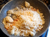 Arroz chino keto con camarón y tocino (hecho con coliflor)