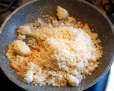 Foto del paso 2 de la receta: Arroz chino keto con camarón y tocino (hecho con coliflor)