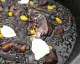 Foto del paso 10 de la receta: Arroz negro caldoso de sepia y gambas