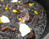 Foto del paso 10 de la receta: Arroz negro caldoso de sepia y gambas