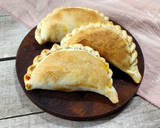Foto del paso 6 de la receta: 🇦🇷 Empanadas jugosas de carne cortada a cuchillo - Empanadas de matambre criollas, bien Argentinas 🇦🇷