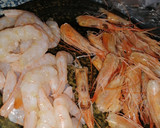 Foto del paso 1 de la receta: Pasta con gambas en salsa de aguacate y leche de coco