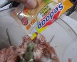 Foto langkah ke 4 dari resep Enoki chicken roll.