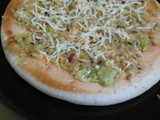 ચીઝ કોબી ઓનીયન પીઝા (Cheese Kobi Onion Pizza Recipe In Gujarati)