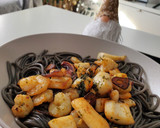 Foto del paso 2 de la receta: Espaguetis negros con marisco