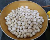A picture of step 1 of Makhana chat.