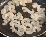 Foto del paso 1 de la receta: Revuelto de gambas y ajos tiernos