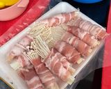 Foto langkah ke 1 dari resep Pork Enoki Roll.