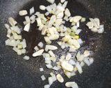 รูปขั้นตอนการทำที่ 2 ของ ข้าวผัดกุ้ง