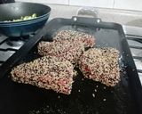 Foto del paso 3 de la receta: Atún sellado en costra de ajonjolí
