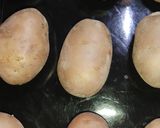A picture of step 2 of Cheesy Smashed Potatoes 🥔.