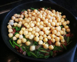 Foto del paso 2 de la receta: Garbanzos con espárragos silvestre, jamón curado y huevo