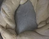 Foto del paso 5 de la receta: 🥖PAN RÚSTICO🥖 CASERO🤩 RELLENO CON ALBAHACA FRESCA🌿Y AJO🧄 // CEBOLLA🧅 Y AJÍ🌶