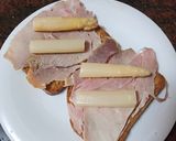 Foto del paso 2 de la receta Tostas canarias (Pata asada sobre tomate aliñado)