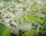 Hình bước làm 2 của món Canh nấm cải thìa nấu thịt xay