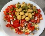 Une image de l'étape 10 de Salade de pâtes au porc, tomates, champignons, feta et cornichons.