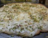 Foto del passaggio 4 della ricetta Pizza ai 5 formaggi con pistacchio e noci