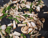 Foto del paso 2 de la receta: Paella de secreto de cerdo, espárragos trigueros y setas variadas