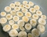 Hình bước làm 2 của món Bánh chuối yến mạch tráng chảo ăn sáng nhanh gọn
