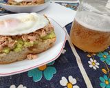 Foto del paso 5 de la receta: Deliciosa tostada de aguacate, atún y huevo poché