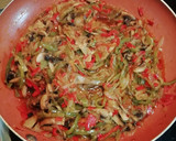 Foto del paso 3 de la receta: Fajitas con carne, verduras, champiñones y queso 🌮🌶️🧀🍅