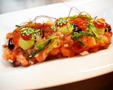 Foto del paso 3 de la receta: Tartar de salmón con tomate, cebolla, kimchee de fresas y soja🔥