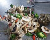 Foto langkah ke 2 dari resep Tumis ayam jamur kancing.