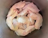 รูปขั้นตอนการทำที่ 2 ของ ปีกไก่ทอดเกลือ กรอบนอกนุ่มใน