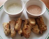 Foto del paso 5 de la receta: Dedos de pollo horneados con dips rosa y verde light