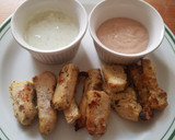 Foto del paso 5 de la receta: Dedos de pollo horneados con dips rosa y verde light