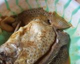 Foto langkah ke 1 dari resep Ikan Bakar Bumbu Merah 예르다🐟.