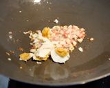 Foto langkah ke 3 dari resep Nasi Goreng Telur Asin.