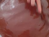 كيك 7 ملاعق بصلصة الشوكولاتة