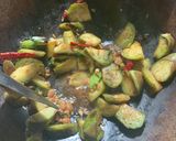 รูปขั้นตอนการทำที่ 2 ของ มะเขือผัดโหระพา เต้าเจี้ยว