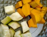 Foto langkah ke 1 dari resep Sayur bening labu putih, labu kuning dan bayam.