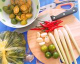 Hình bước làm 1 của món Chân gà ngâm sả tắc