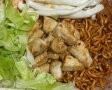 Hình bước làm 4 của món Mì gà trộn cay cùng với bắp cải và nấm