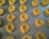 Foto langkah ke 4 dari resep Crunchy Strawberry Cheese Thumbprint Cookies.