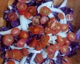 Foto del paso 2 de la receta: Ensalada fresca de repollo, tomate, cebolla y palta