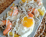 Foto del paso 10 de la receta: Huevos rotos con gulas y langostinos