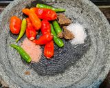 Foto langkah ke 1 dari resep SAMBAL TERASI MENTAH LALAP TOMAT😋.