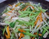 Hình bước làm 2 của món Ức gà xào rau củ