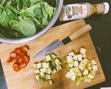 Hình bước làm 1 của món Salad táo xanh, rau bina trộn