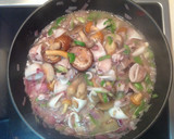 Foto del paso 4 de la receta: Arroz con calamares y setas