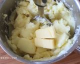 A picture of step 3 of Pan fried chicken with mashed potatoes and Gravy.