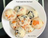 Hình bước làm 2 của món Cơm nắm 🍙 phiên bản Việt 😁