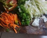 Foto langkah ke 2 dari resep Mie goreng sayur.