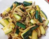 Foto langkah ke 3 dari resep Tumis Zukini dengan Jamur Shimeji.