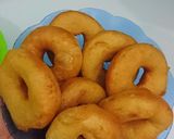 Foto langkah ke 5 dari resep Donat Simple Tanpa Telor.